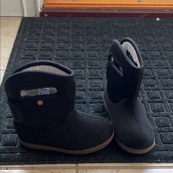 Bogs Black Kids Boots - Picture 2 of 13